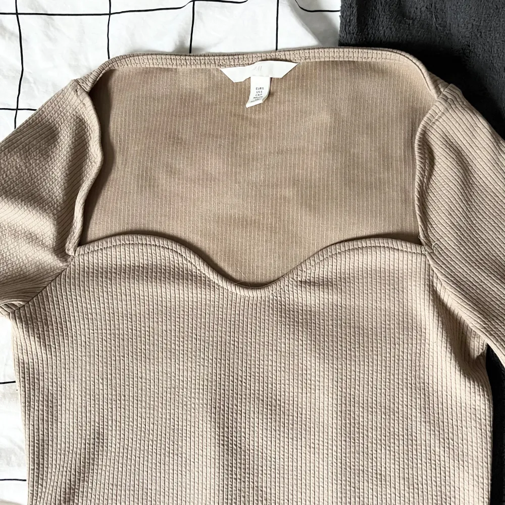 Lite mörkare beige långärmad topp från HM! Skriv gärna innan du köper och va inte rädd att fråga om du undrar något! Skickar fler bilder på plagget om det behövs💓. Tröjor & Koftor.