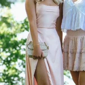 Balklänning - Säljer min otroliga balklänning från engelska märket Babyboo! 💞 Klänningen är uppsydd samt figursydd i både midja och byst.  Andra bilden är mest sann i färgen! 