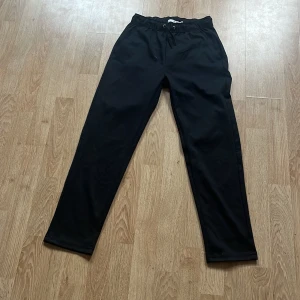 Svarta byxor från lager 157 - Dessa byxorna är bara provade och är i storlek 150. Fickorna där bak är bara för snygghet fast det finns riktiga fickor där framme. Priset kan diskuteras ❤️