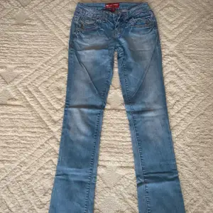 Snygga lågmidjade jeans köpta på Vinted! Passade varken i midja eller längd på mig så säljer vidare💞💞 skriv för frågor 💞