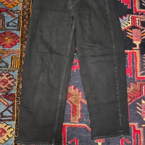 Weekday rail jeans - Säljer ett par svarta jeans från Weekday i storlek 28. De har en klassisk design med raka ben och en normal passform. Jeansen är i väldigt bra skick utan några såvida defekter. Vid fler frågor är det bara att höra av dig! 