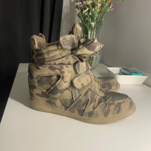 Isabel Marant liknade skor - säljer mina fina isabel marant liknade skor. Använt bara få gånger så det är i jättebra skick. Armegröna och storlek 39🫶