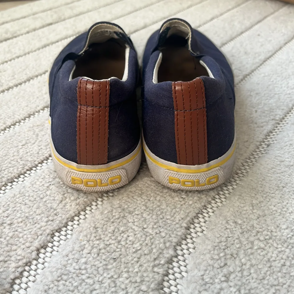 Superfina slip ons från Ralph Lauren. Använda men gott skick!. Skor.