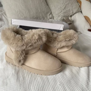 Vinter skor - Ass gulliga vinter skor HELT oanvända!😍✨ säljer då de var för små och orkar inte göra en retur. De är i str 39 men skulle säga att de är mer som 38💞 jätte fina fluff-detaljer!