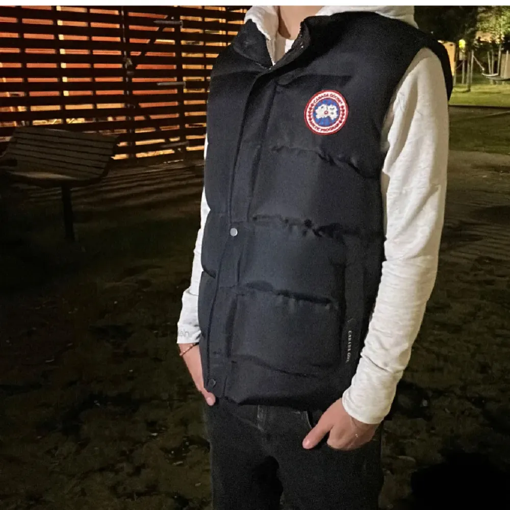 En riktig fet canada goose väst, givetvis autentisk. Storlek M men passar också S, modellen är 176 och väger 63 kilo. En gammal modell och säljer den därför för 1799. Endast västen medföljer, vid frågor så är det bara att skriva i dm.. Jackor.