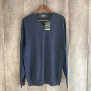 Dressman Tröja Merino - Säljer en snygg och stilren blå tröja från Dressmann i 100% merinoull | Perfekt för både höst och vinter | Tröjan är både praktisk och bekväm | Nyskick med tagg kvar!