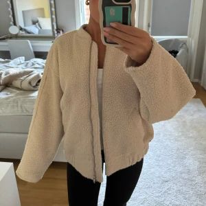 Vit/beige HM bomberjacka  - Storlek S, Använd endast en gång, nyskick. Oversized bomberjacka från H&M. 