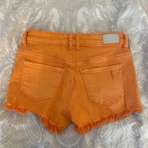 Oranga lågmidajde shorts  - Säljer de här söta oranga jeansshortsen som är köpta utomlands💕 De är lågmidjade och i bra skick❣️