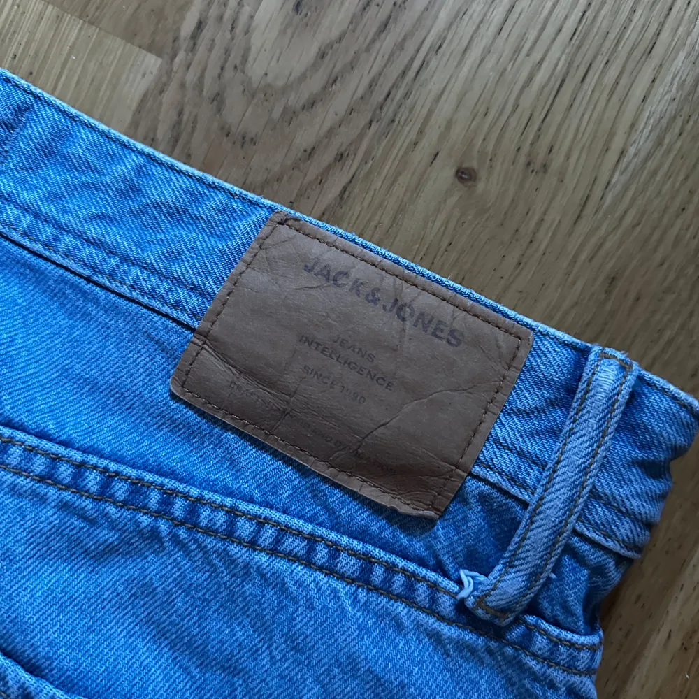 Säljer mina Jack & Jones jeans som inte passar längre!  Sjukt snygga och jätte bra skick. Storlek 31/30 . Jeans & Byxor.