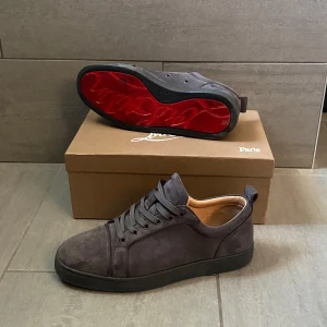 Christian Louboutin skor - Tja! Säljer dessa feta mörkgråa Loubs. De är köpta här på plick så vet inte till 100% att de är äkta men kvitto finns | Skick: 8/10  Strl: 42 | Priset går att diskutera. Hör av er vid minsta lilla fundering!!