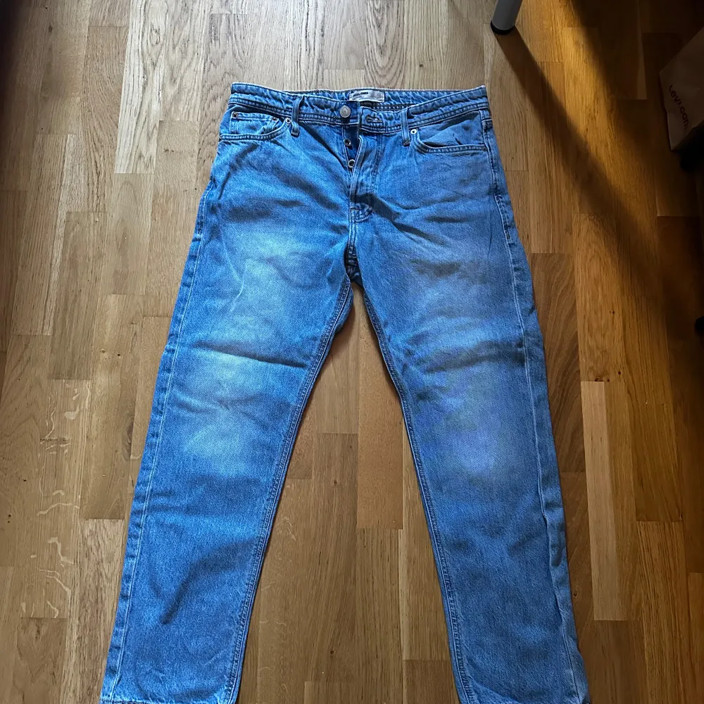 Säljer mina  Jack & Jones jeans som inte passar längre!  Sjukt snygga och jätte bra skick. Storlek 31/30 . Jeans & Byxor.