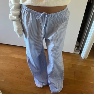 Randiga byxor - Söta randiga pyjamasbyxor🫧🩵 uppskattad storlek L