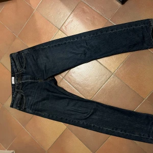 Mörkblå Jack & Jones jeans - Jag säljer ett par snygga mörkblå jeans från Jack & Jones i storlek W31 L32. Modellen är Loose/Chris. Jeansen är i mycket bra skick och har inga defekter. Hör av er vid frågor.