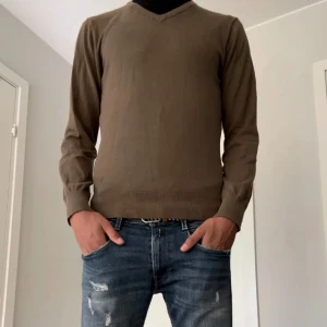 Brun tröja från Peak Performance - Säljer en snygg brun tröja från Peak Performance i storlek M. Den har en klassisk v-ringning och är långärmad, perfekt för höst och vinter. Materialet känns mjukt och skönt mot huden. Passar både till vardags och lite mer uppklädda tillfällen. Perfekt för dig som vill ha en stilren look!