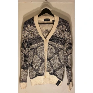 Stickad Cardigan Scotch&Soda - Storlek M, passar S och L  Skick 10/10  Välvårdad och fin cardigan!  Unikt mönster som lockar många komplimanger!