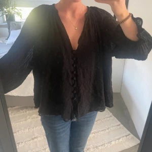 Svart zara blus  - säljer min jättefina blus som är perfekt nu till hösten! 💕🍂🍂jättefint skick använd 1 gång!🍁🍁