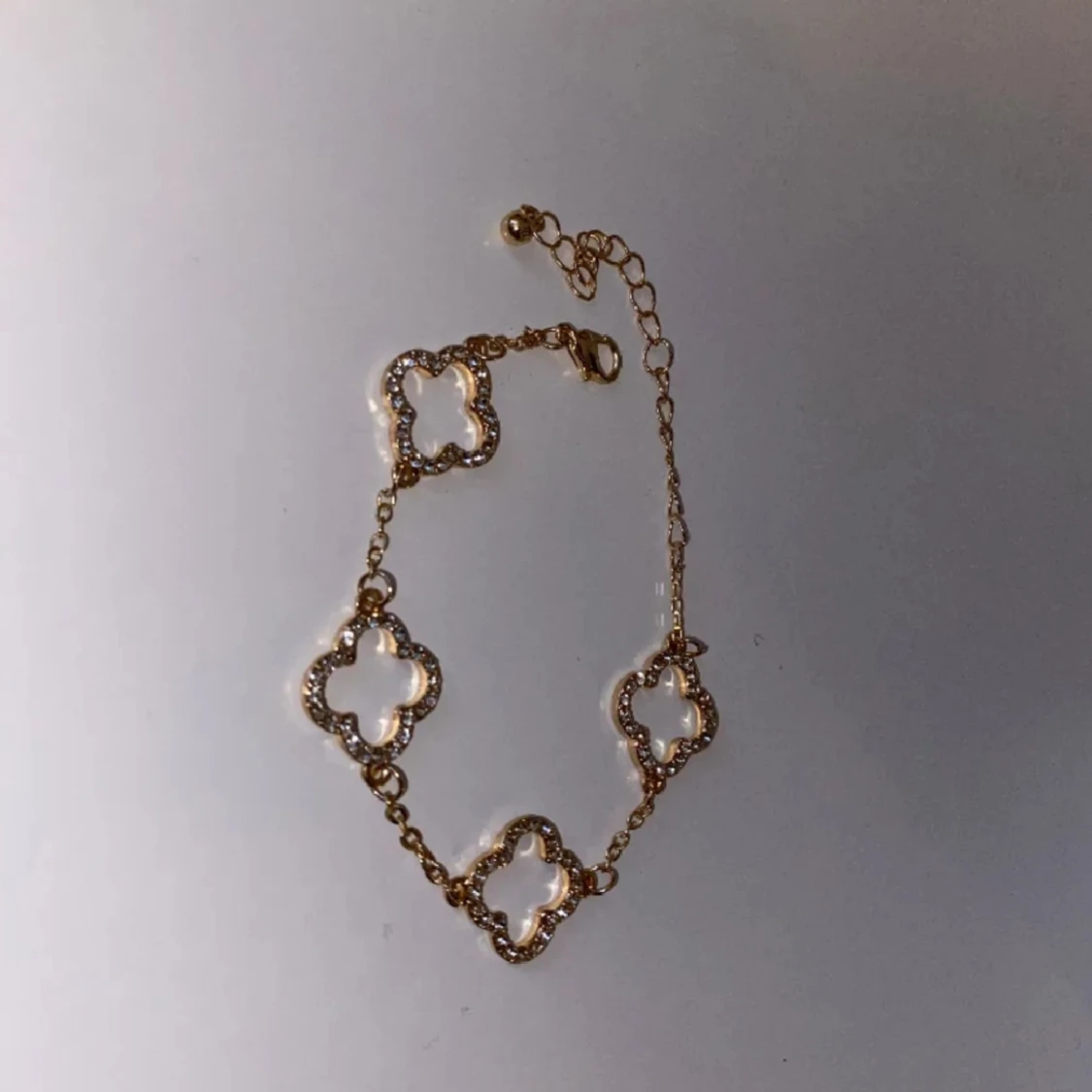 Guldarmband med fyrklöverdesign - 91