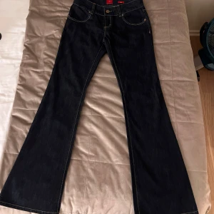 Low waisted bootcut jeans  - Ett par jättesnygga lågmidjade utsvängda jeans  som är i en väldigt fin mörkblå färg! Köpta som nya på secondhand, använda 2 gånger, så gott som nya! Säljer då de är för små😥 annars hade jag behållt. Sitter väldigt fint på!✨✨