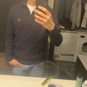 Half zip - Abercrombie half zip i perfekt skick. Tröjan är köpt för 900kr och är perfekt till vinter