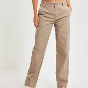 Chinos - Mid waist chinos med raka ben från Nelly!  Oavnvända!