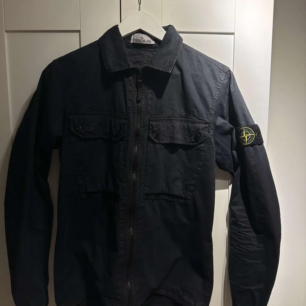 Säljer en nästintill helt ny Stone island overshirt då jag inte använder den   Köpte den för 3100kr använt 2 gånger  Mitt pris 1900kr Storlek Medium men passar även S Möts upp i Karlskoga/Degerfors/Örebro Postar även. Jackor.