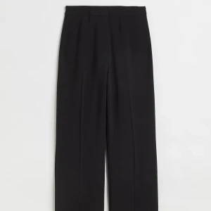 Kostymbyxor H&M - Kostymbyxor från H&M i storlek 32, nyskick då dom inte hunnit komma till användning innan dom blev lite små  Dock är dom uppsydda till någon som är ca 160/162 Kan inte skicka mer bilder hur dom sitter på då dom som sagt blivit lite små 