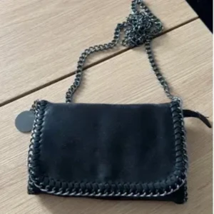 Axelremsväska  - Bra skick, Inga skador vad jag har sätt köpt på en marknad för ungefär 250-300 står ej i vart den är ifrån, för mer bilder hör av er💕