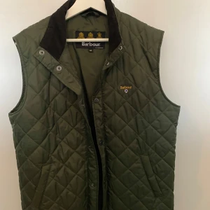 Väst - Säljer en mycket fin väst, perfekt  nu till hösten 