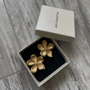 Flower earrings - Guldiga blommiga öronhängen från Muli Collection.  ”Dessa örhängen är gjorda av 18k guldpläterad mässing och har en bredd på 30 mm”✨
