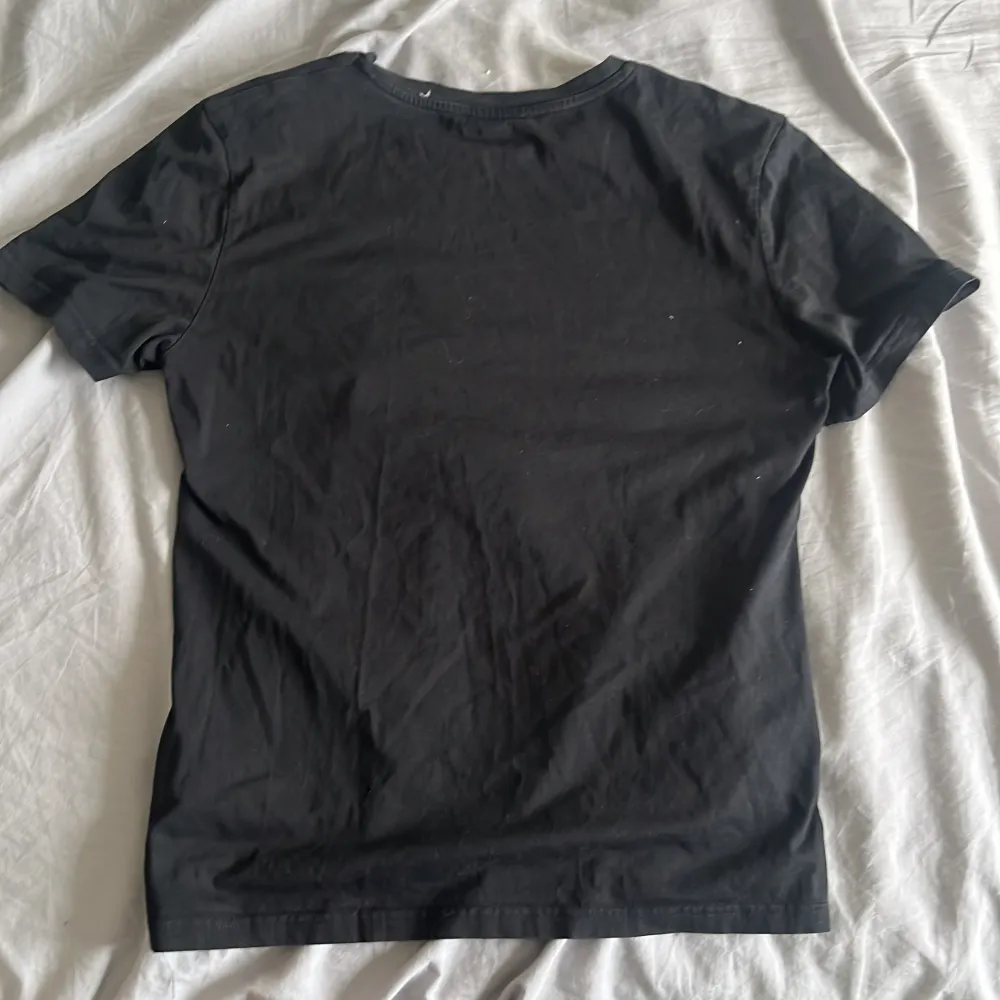 Balmain t-shirt 10/10 skick! Storlek Xs/s  Tyvärr inget kvitto eller box men jag kan garantera att den är äkta (köpt i dubai mall). T-shirts.