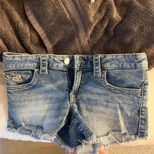 jeansshorts - säljer mina söta lågmidjade shorts från gina young. endast testade men prislappen är borta! hör av dig vid frågor!😇