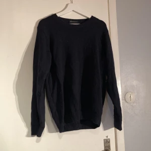 Mörkblå stickad tröja brandy melville - Fin mörkblå stickad tröja, knappt använd❤️