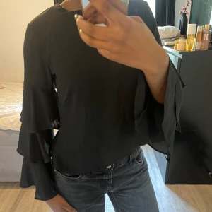 Volang tröja  - Jättesöt volang tröja från boohoo. Aldrig använt tidigare. Perfekt tröja till något lite  finare. 