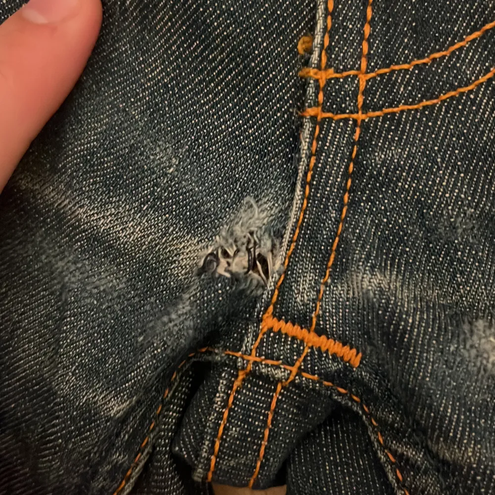 Säljer dessa Lean dean nudie jeans. Litet hål som är halvt igensytt vid skrevet, men inga defekter utöver det. Storlek w30 L32. Vill ha 299kr för dem pga hålet. Jeans & Byxor.