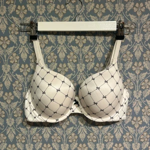 Victorias Secret BH - Skit snygg bh som jag köpte i Paris förra året som tyvärr inte kommer till användning längre. Jag klippte bort lappen men är ganska säker på att den är C70, kan annars skicka mått om det skulle behövas 💓 använd gärna köp nu!!