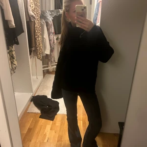 Stickad tröja  - Stickad polo tröja från bikbok. Bra skick, bara använd ett fåtal gånger💗