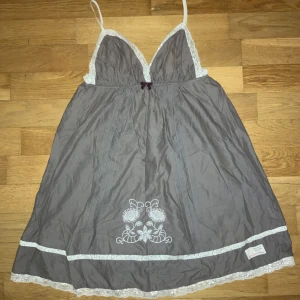 Odd Molly linne - Gullig Odd Molly klänning/linne med fina detaljer på. Passar S/M. Bra skick och inga defekter. Hör av dig vid frågor, pris kan diskuteras. 💕