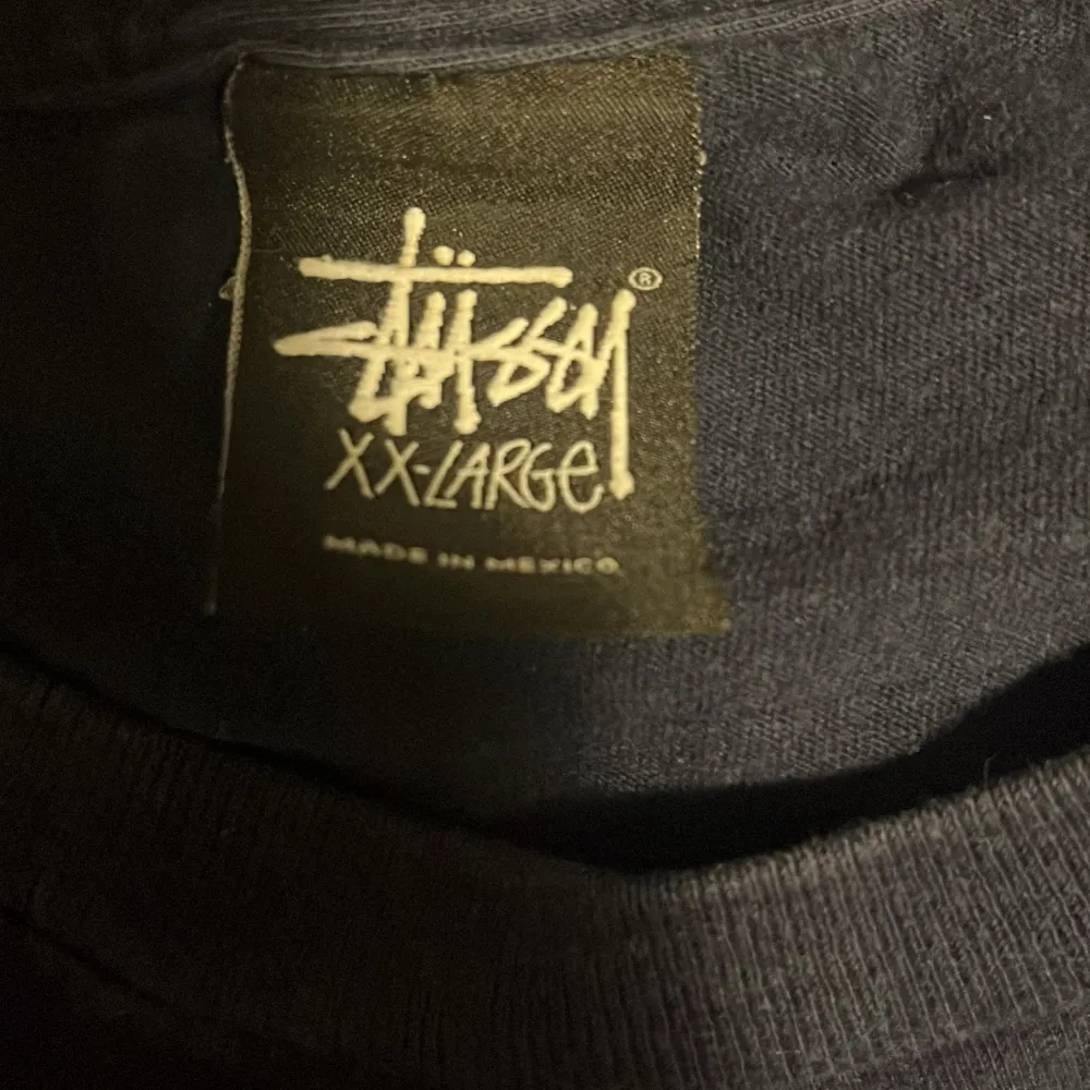 Fet stussy t-shirt i Washed Blue!! är äkta och skitgammal så perfekt för er som gillar vintage grejor. storlek XXL men sitter mer som XL på mig som är 180  pris ej hugget i sten!!. T-shirts.