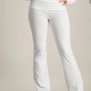 Vita yoga pants - Vita yoga pants från Gina Young! Är i storlek 158/164 men passar xs/s skulle jag säga! 💕💕💕