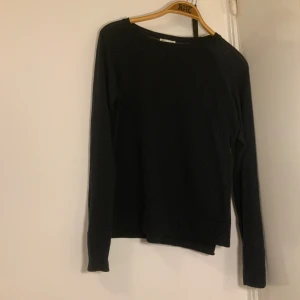 Stickad tröja - Fin stickad tröja från cubus. Skön och sitter bra på, mörkblå. Knappt använt då den är för liten på mig. Skriv vid intresse och funderingar. 💕