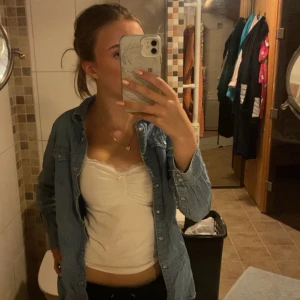 Blå skjorta  - Blå skjorta som knappt användes. Super snygg och perfekt till sommaren!