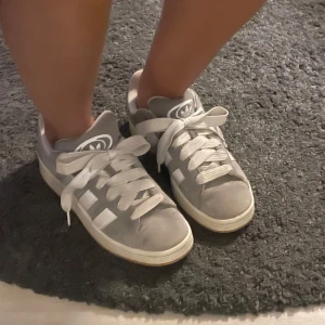 Adidas campus 00s - Säljer mina adidas campus 00s som är använda fåtal gånger därav bra kvalitet. Storlek 42 men jag har vanligtvis 40/41. Kommer inte till användning. Skriv privat för fler bilder och information! 