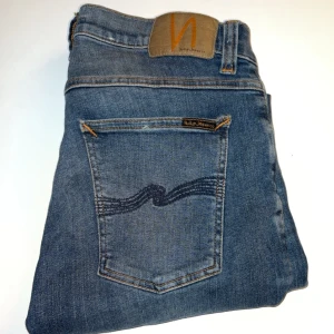 Nudie jeans - Säljer mina Nudie jeans då jag ej kan ha dom längre! Otroligt snygga och sköna! Och riktigt bra skick   Skriv vid minds fundering eller fråga  Ny pris 1600 mitt pris 600 