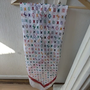 Louis vuitton sjal vintage - Snygg multicoulour Lv sjal vintage Pris 600 kr 