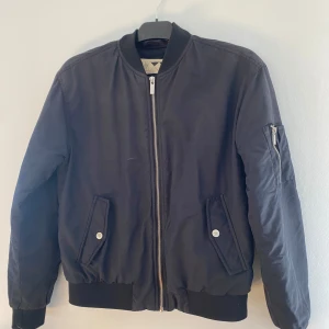 Bomberjacka - Bomberjacka ifrån junkyard, orange på insidan.