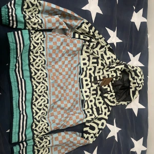 Burberry Jacka - Hejsan säljer en helt ny burberry jacka.  Kostar 5 tusen säljer för 1000