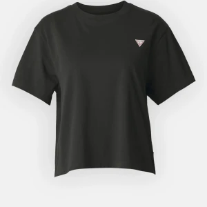 Guess T-shirt - 🩷Köpt 9/9-24, endast provad🩷 Guess t-shirt i storlek XL, passar mer som en L. Köptes från zalando och kvitto finns. 