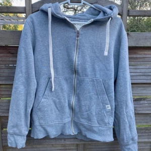 Grå hoodie - Grå zipup hoodie från jack & Jones. Fint skick, liten i storleken
