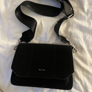 NA KD väska  - Väska från Na kd i mocka med ett längre tjockt band som man kan ställa in själv, finns inga tecken på användning🩷