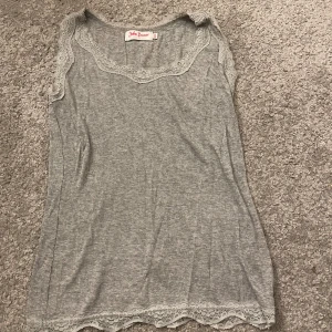 Gråt Linne med spets  - Ett fint grått linne med spets som jag inte andvänder längre passar att ha under en tröja eller bara att ha som de är 💕